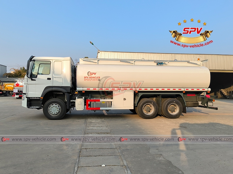 SPV-Vehicle - 22,000 Litres Fuel Tank Truck Sinotruk - Left Side View